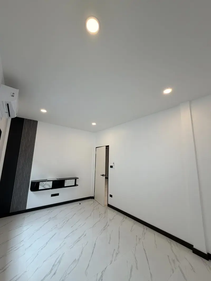 Pattaya Rung Ruang Soi 4, 2 Bedroom for sale in Huay Yai, located east of Pattaya City, offers a peaceful escape from the busy tourist areas. Known for its lush countryside landscapes, relaxed atmosphere,