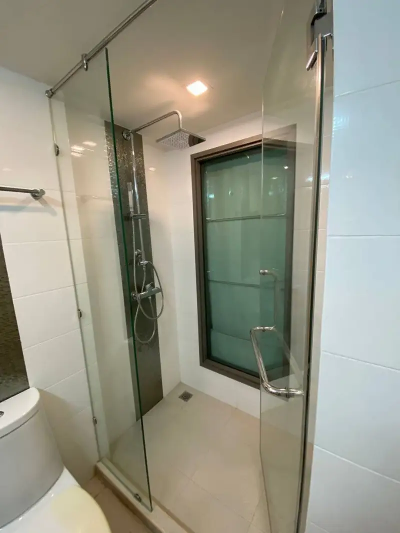  1 bed Condo Wongamat with  range of facilities available, including the reception area, swimming pool, gym, sauna and steam rooms, key card access, and a 24-hour security