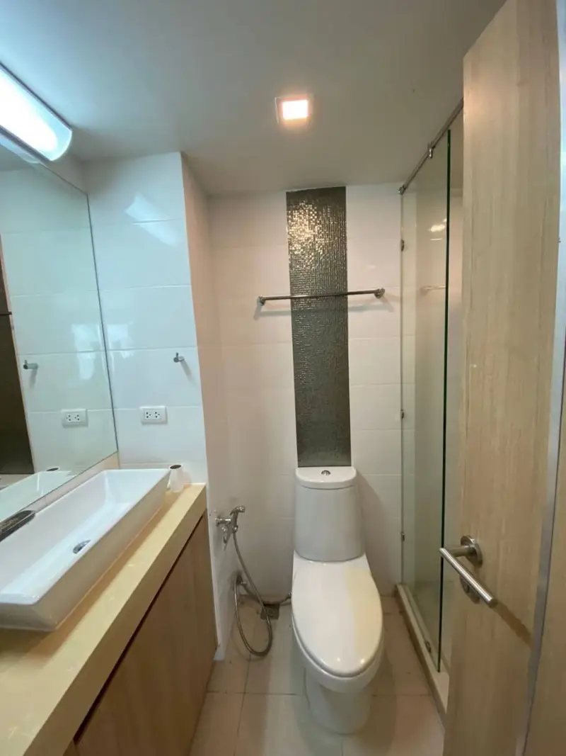  1 bed Condo Wongamat with  range of facilities available, including the reception area, swimming pool, gym, sauna and steam rooms, key card access, and a 24-hour security