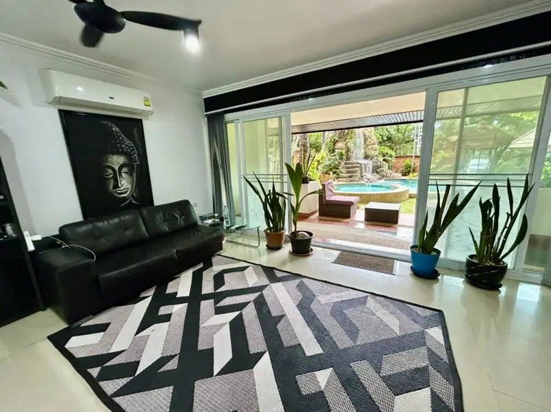 Pool/Garden Access 1 Bedroom Corner Apartment for Sale On Cosy Beach Pratumnak Hill Pattaya.