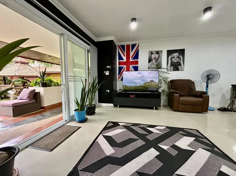 Pool/Garden Access 1 Bedroom Corner Apartment for Sale On Cosy Beach Pratumnak Hill Pattaya.