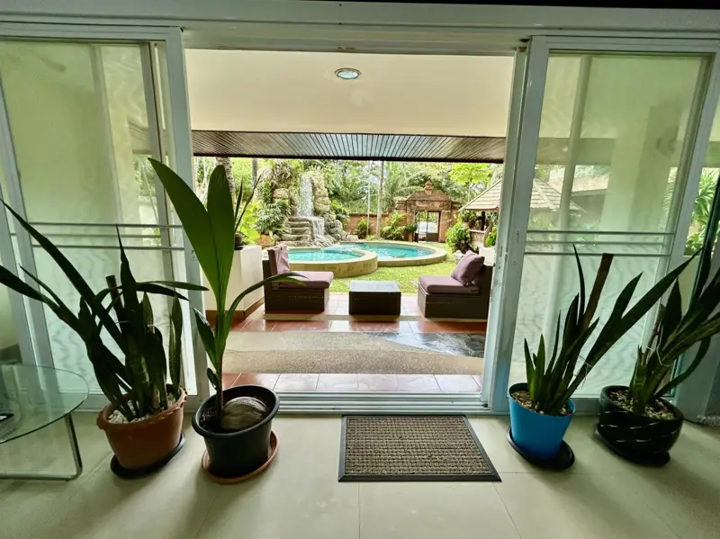 Pool/Garden Access 1 Bedroom Corner Apartment for Sale On Cosy Beach Pratumnak Hill Pattaya.