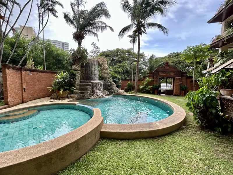 Pool/Garden Access 1 Bedroom Corner Apartment for Sale On Cosy Beach Pratumnak Hill Pattaya.