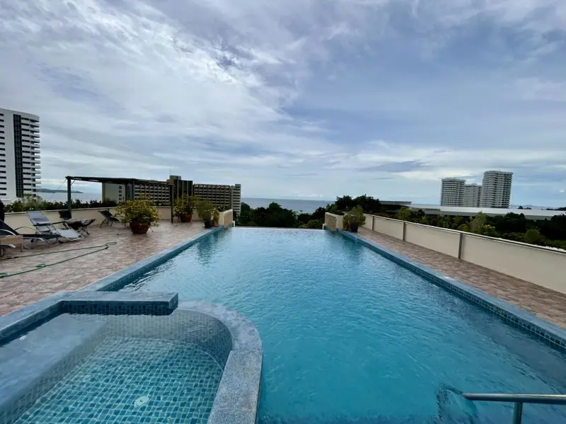 Pool/Garden Access 1 Bedroom Corner Apartment for Sale On Cosy Beach Pratumnak Hill Pattaya.