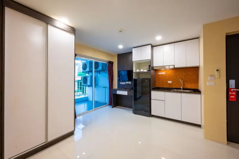  2 bedroom Condo Pratumnak with the following facilities: Swimming pool, Security, Car park and Garden