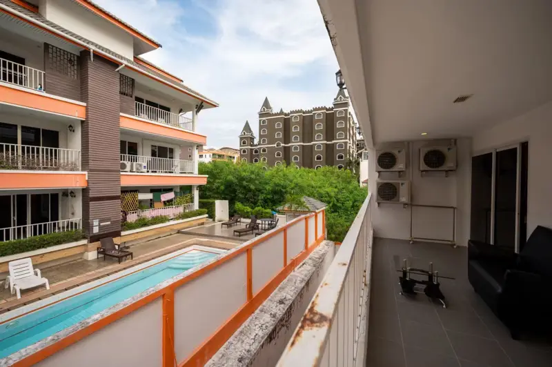  2 bedroom Condo Pratumnak with the following facilities: Swimming pool, Security, Car park and Garden