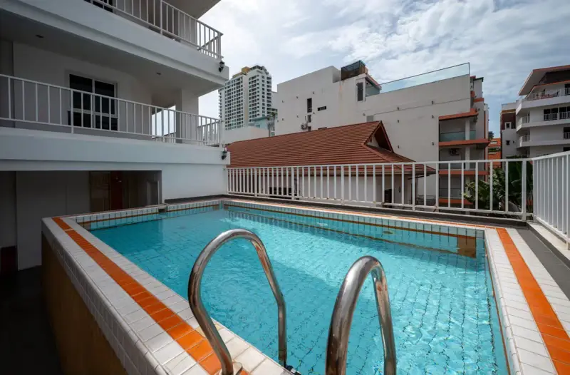  2 bedroom Condo Pratumnak with the following facilities: Swimming pool, Security, Car park and Garden
