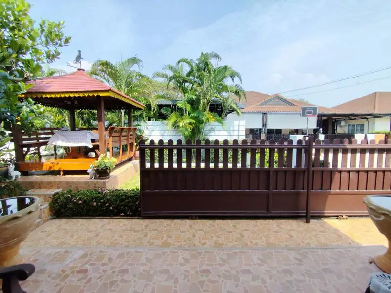Soi Siam Country Club House for sale Pattaya Tropical 2, with a large open space, perfect for creating your dream garden or even adding a private swimming pool.
