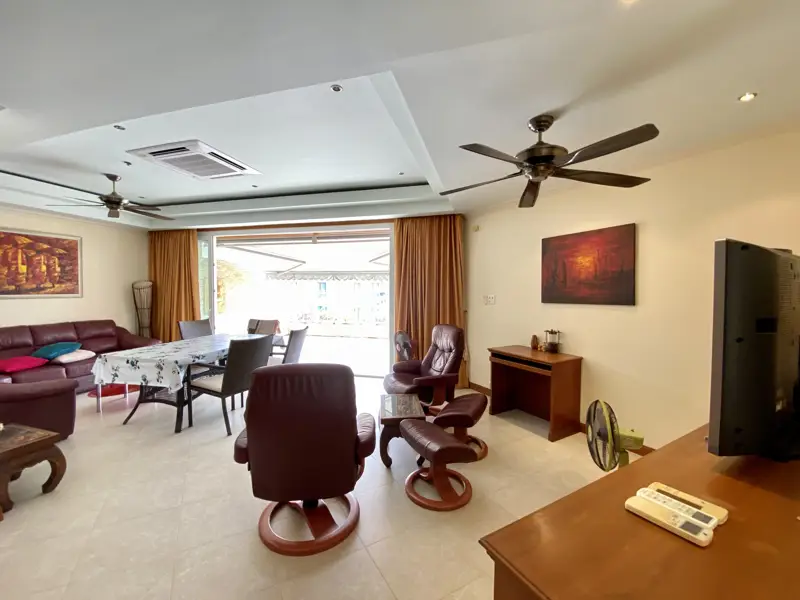 2 Bed spacious Condo Pratumnak with Swimming pool, Gym, Security, Car park and Concierge.