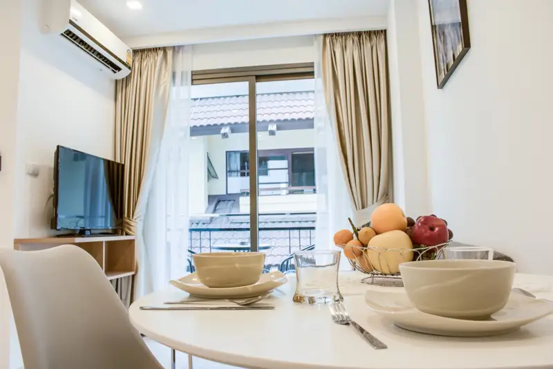  1 bed condo Pratumnak  with contemporary furnishings and interiors. featuring a communal pool, well-equipped fitness, sauna, spa, charming steam room, and Jacuzzi.