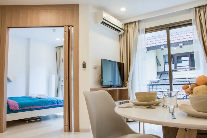  1 bed condo Pratumnak  with contemporary furnishings and interiors. featuring a communal pool, well-equipped fitness, sauna, spa, charming steam room, and Jacuzzi.