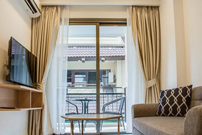  1 bed condo Pratumnak  with contemporary furnishings and interiors. featuring a communal pool, well-equipped fitness, sauna, spa, charming steam room, and Jacuzzi.