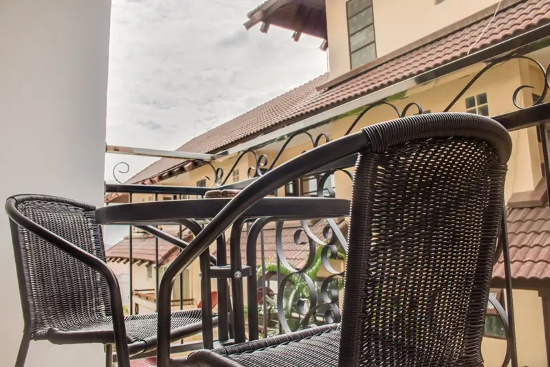  1 bed condo Pratumnak  with contemporary furnishings and interiors. featuring a communal pool, well-equipped fitness, sauna, spa, charming steam room, and Jacuzzi.