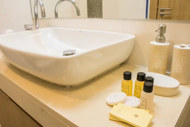  1 bed condo Pratumnak  with contemporary furnishings and interiors. featuring a communal pool, well-equipped fitness, sauna, spa, charming steam room, and Jacuzzi.