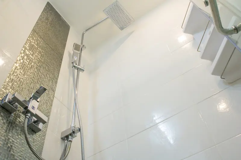  1 bed condo Pratumnak  with contemporary furnishings and interiors. featuring a communal pool, well-equipped fitness, sauna, spa, charming steam room, and Jacuzzi.