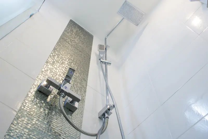  1 bed condo Pratumnak  with contemporary furnishings and interiors. featuring a communal pool, well-equipped fitness, sauna, spa, charming steam room, and Jacuzzi.