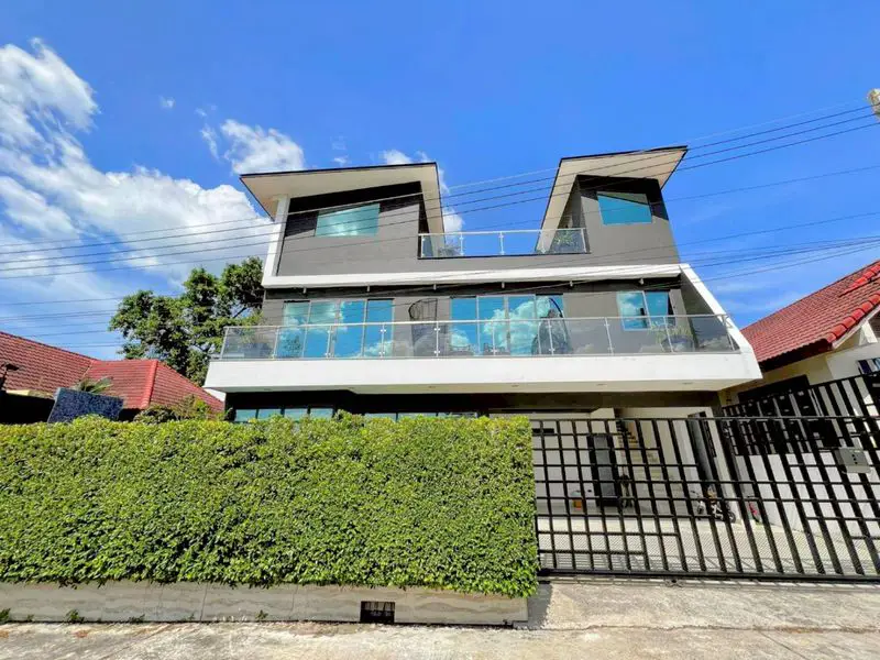 5 bed Pool Villa Pratumnak  ultra-modern and offers 2 separate apartments with 2 and 3 bedrooms each.