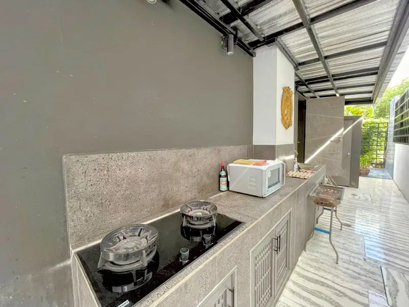 5 bed Pool Villa Pratumnak  ultra-modern and offers 2 separate apartments with 2 and 3 bedrooms each.