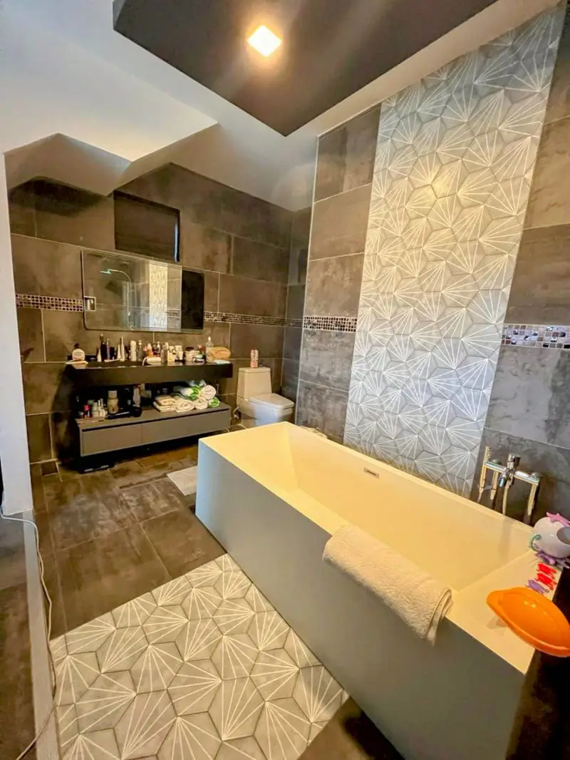 5 bed Pool Villa Pratumnak  ultra-modern and offers 2 separate apartments with 2 and 3 bedrooms each.