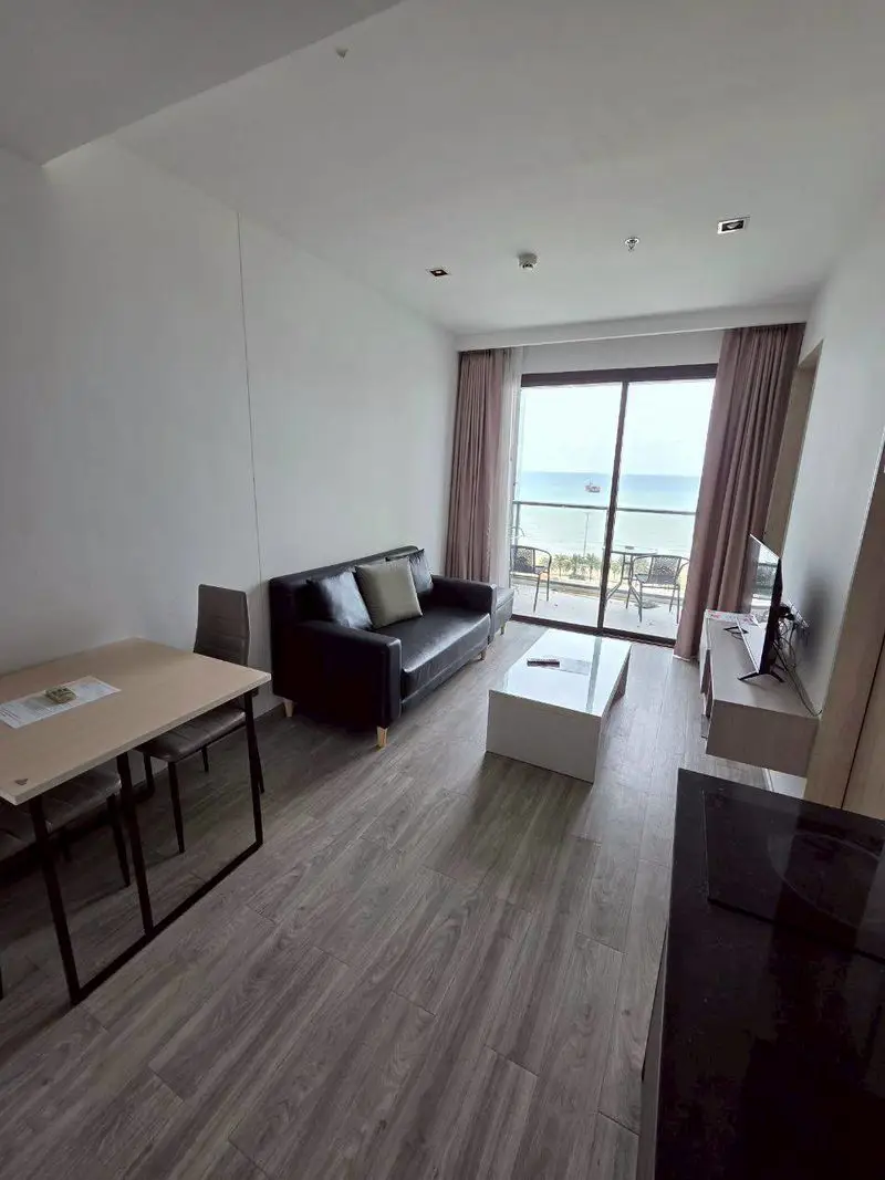 1 bed seaview condo at Aeras  near Jomtien Beach.  5-star facilities to let you enjoy a 360-degree overlooking with wonderful Pattaya Bay and Pattaya views.