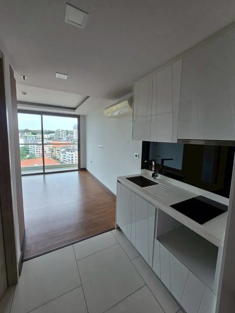 Peak Towers Pratumnak Studio with  two pool areas, a separate covered parking complex, Zen-relaxation zone with full fitness facilities with panoramic ocean views