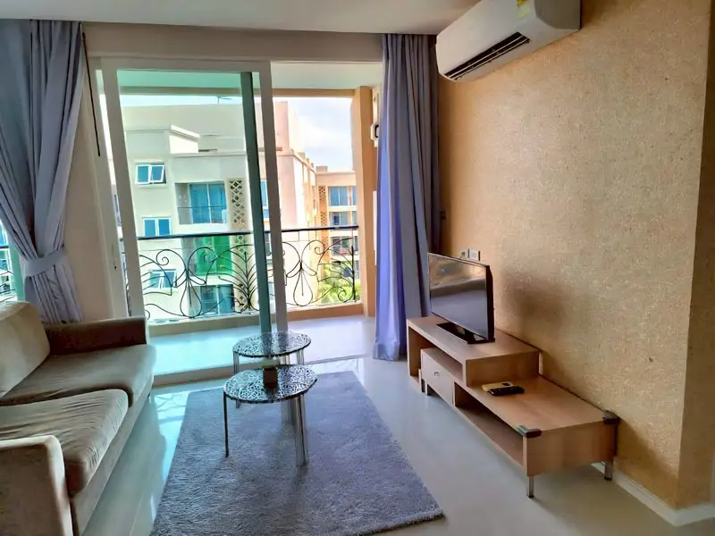 2 bed Condo Central Pattaya with Communal Pool, Gardens,  On-site Bars and Restaurants , Fitness Center and  Jacuzzi 