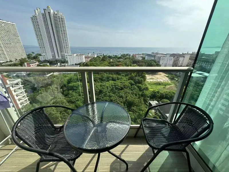 Riviera 1 bed Condo near to  stunning Jomtien Beach view from the rooftop  children's playground, rooftop pool with sunbeds, and a communal gym