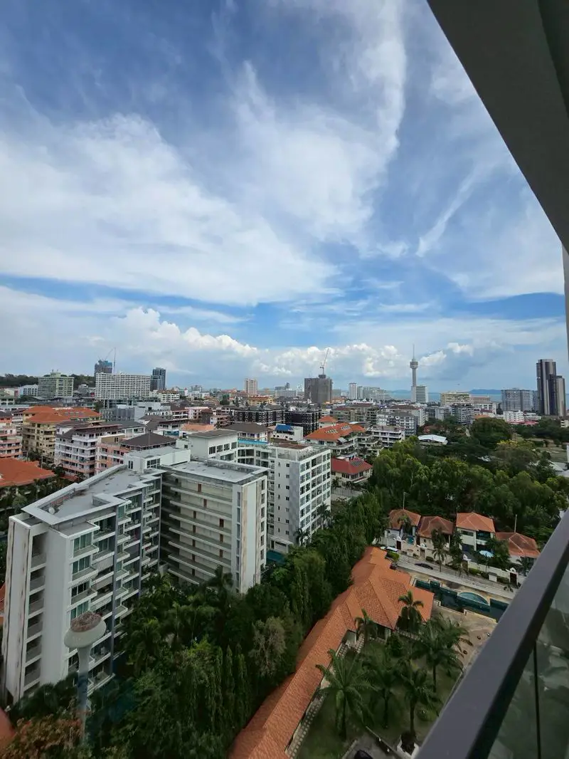 Peak Towers Pratumnak Studio with  two pool areas, a separate covered parking complex, Zen-relaxation zone with full fitness facilities with panoramic ocean views