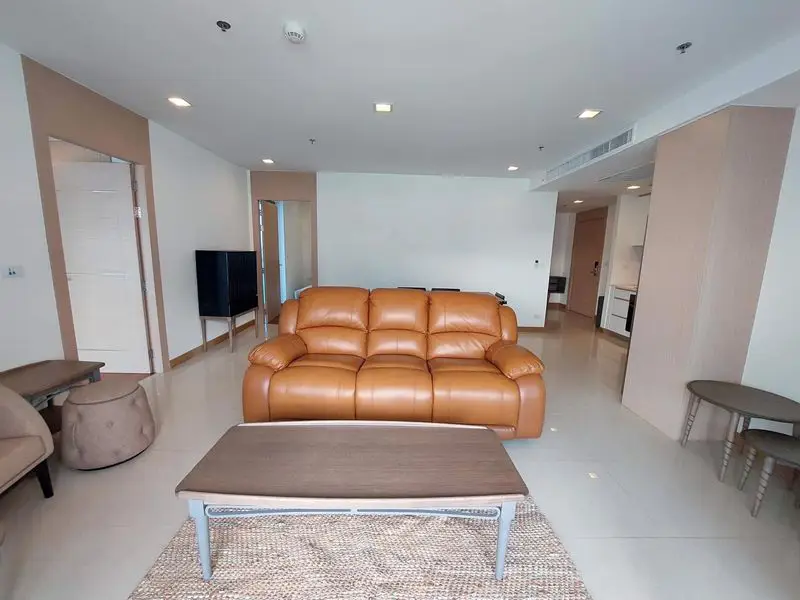 2 bed condo at Palm beachfront condominium with sea views of Pattaya Golf, and  beach frontage.  fully furnished with the balcony for panoramic sea view