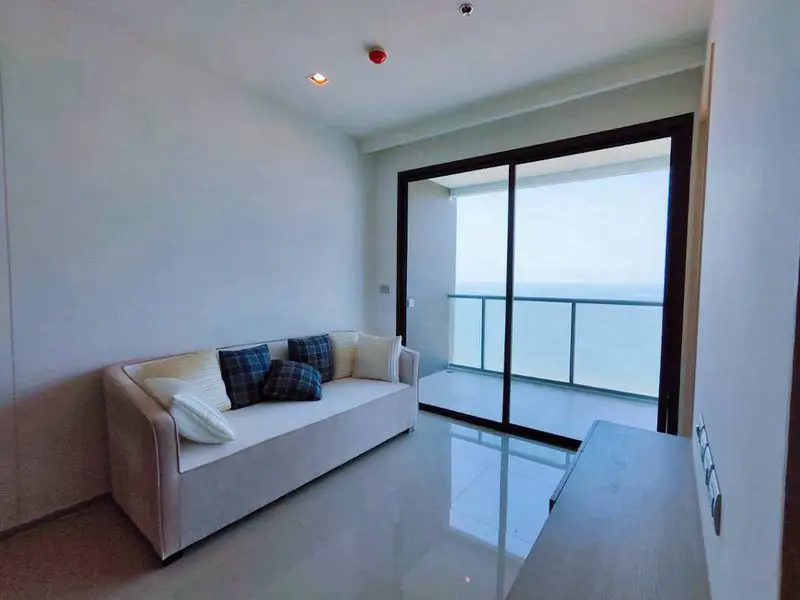  1 bed condo at Aeras luxury beachfront condominium  near Jomtien Beach. Withs 5-star facilities to let you enjoy a 360-degree overlooking with world famous Pattaya Bay 