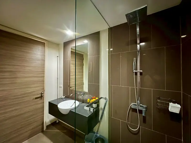 seaview Condo at Zire Wongamat at Wongamat, Pattaya has the following facilities: Swimming pool, Gym, Security, Car park, Garden, Tennis court, Sauna and Concierge.