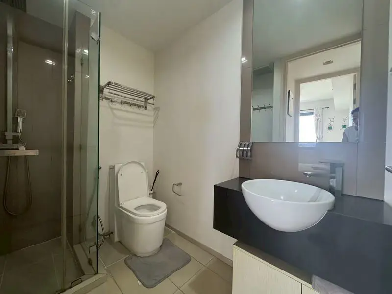 1 Bed Condo Pratumnak High-rise condominium near Pratumnak Hill, with views to Bali Hai Cape to Pattaya Beach. 