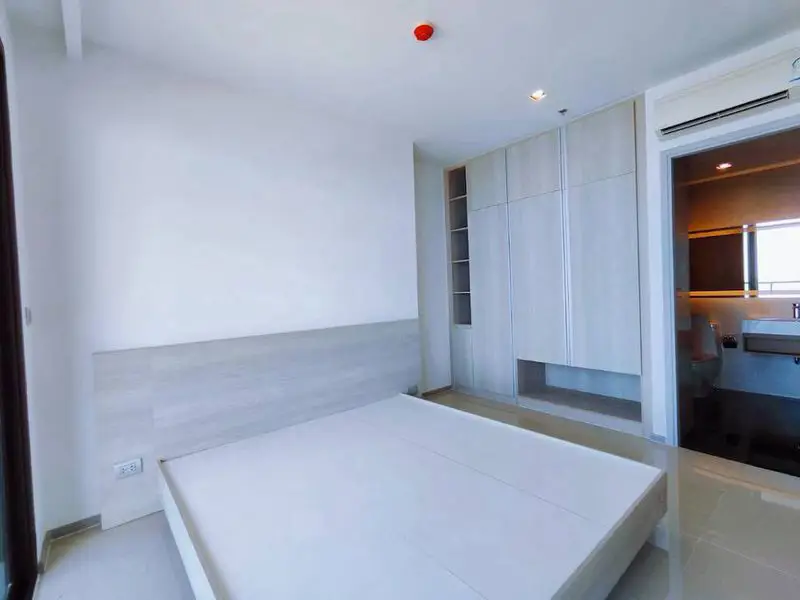  1 bed condo at Aeras luxury beachfront condominium  near Jomtien Beach. Withs 5-star facilities to let you enjoy a 360-degree overlooking with world famous Pattaya Bay 