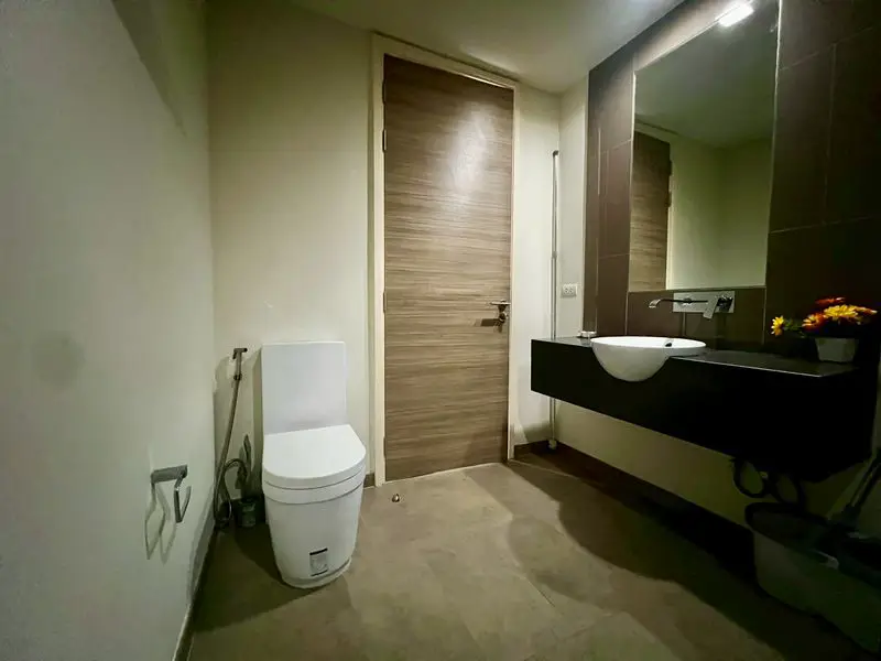 seaview Condo at Zire Wongamat at Wongamat, Pattaya has the following facilities: Swimming pool, Gym, Security, Car park, Garden, Tennis court, Sauna and Concierge.