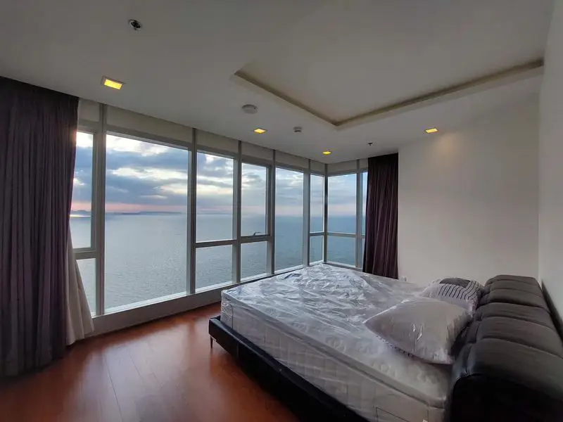 2 bed condo at Palm beachfront condominium with sea views of Pattaya Golf, and  beach frontage.  fully furnished with the balcony for panoramic sea view