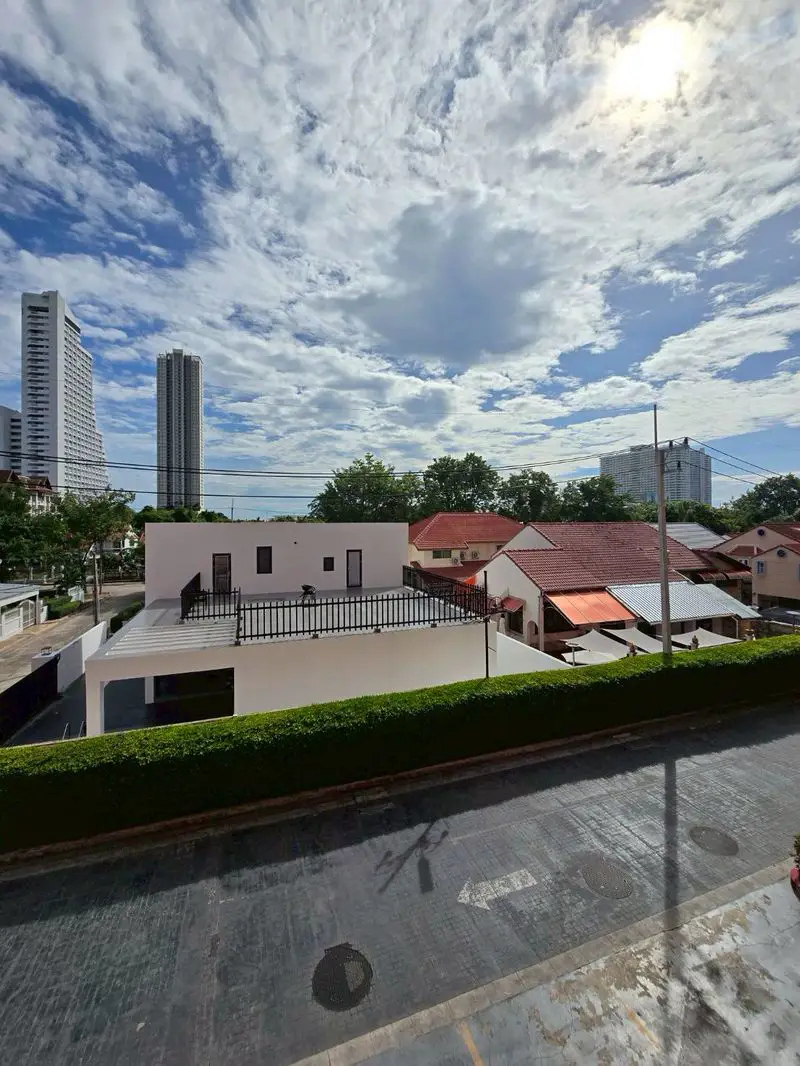  1 bed condo near Jomtien beach at Seven Seas with tropical gardens and a giant lagoon swimming pool steam room etc