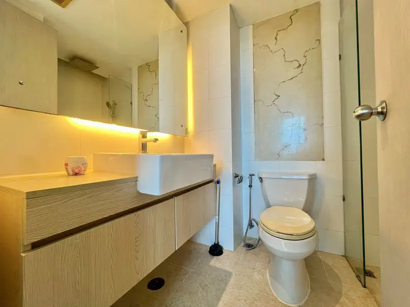 2 bed Condo Jomtien at Atlantis located close to major landmarks   a model beach, waterfall curtain pool, river bridge, giant ship, or a children's water park. There is also a jacuzzi