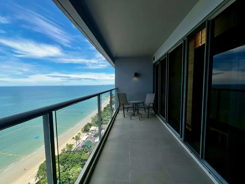 seaview Condo at Zire Wongamat at Wongamat, Pattaya has the following facilities: Swimming pool, Gym, Security, Car park, Garden, Tennis court, Sauna and Concierge.