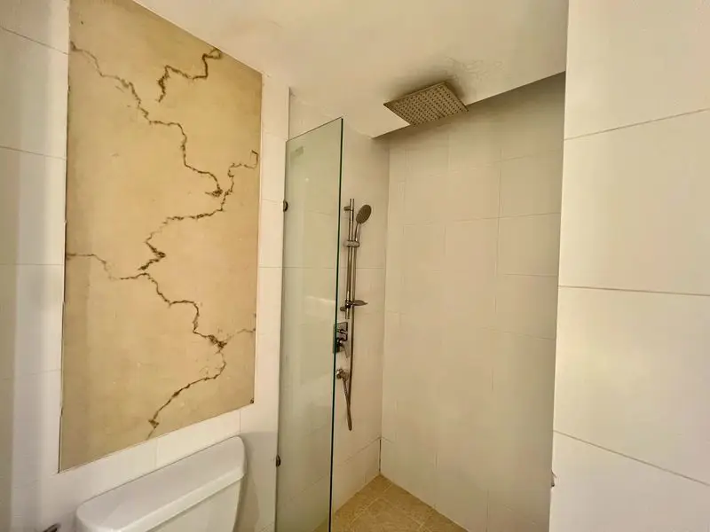 2 bed Condo Jomtien at Atlantis located close to major landmarks   a model beach, waterfall curtain pool, river bridge, giant ship, or a children's water park. There is also a jacuzzi