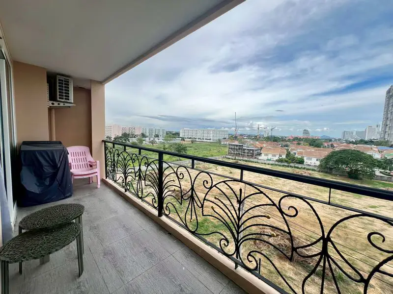2 bed Condo Jomtien at Atlantis located close to major landmarks   a model beach, waterfall curtain pool, river bridge, giant ship, or a children's water park. There is also a jacuzzi