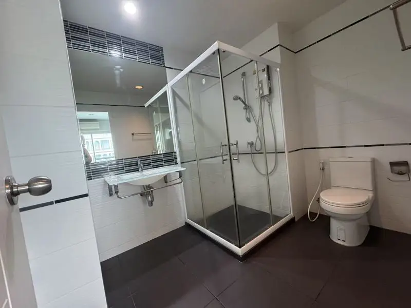 1 bed condo condo at Centric Sea in Pattaya's heart, facing the sea, and decorated in resort-style. Near  malls such as Central Festival Pattaya Beach, and only 500 meters to Pattaya Beach.