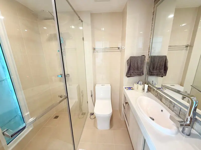 1 bed Condo at Olympus City Garden luxury condominium  in the center of Pattaya, many restaurants , Pattaya Beach, Pratumnak Hill Viewpoint, with fountains, pools,  communal gym