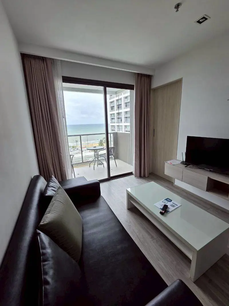 1 bed seaview condo at Aeras  near Jomtien Beach.  5-star facilities to let you enjoy a 360-degree overlooking with wonderful Pattaya Bay and Pattaya views.