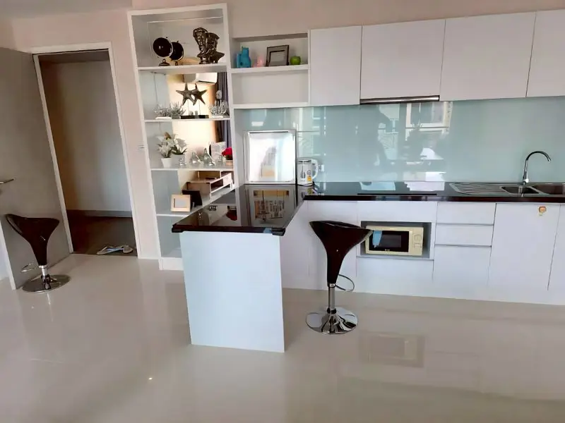 2 bed Condo Central Pattaya with Communal Pool, Gardens,  On-site Bars and Restaurants , Fitness Center and  Jacuzzi 
