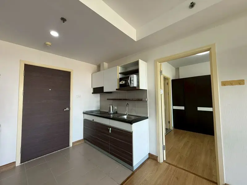 1 bed furnished condo JomtienJust 2 km from Dongtan Beach, Supalai sea view luxury room  with access to a fitness centre, a garden, as well as a lift.