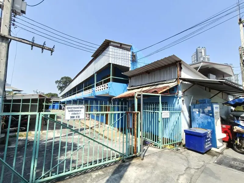  Land with buildings Soi kor pai 4 for sale