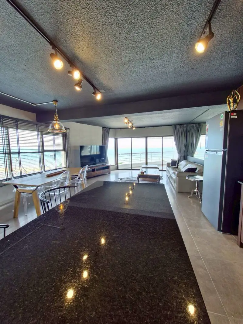 Metro-Jomtien Condotel:  1 bedroom condo located in a prime location next to the Jomtien Beach South for sale