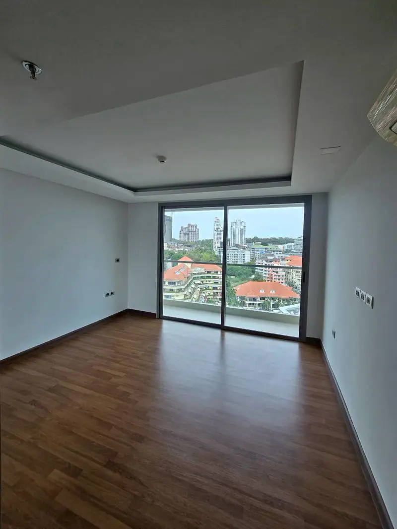 Peak Towers Pratumnak Studio with  two pool areas, a separate covered parking complex, Zen-relaxation zone with full fitness facilities with panoramic ocean views