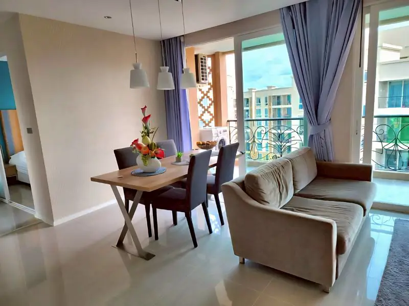 2 bed Condo Central Pattaya with Communal Pool, Gardens,  On-site Bars and Restaurants , Fitness Center and  Jacuzzi 