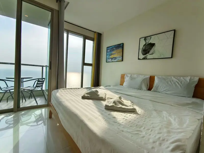 Riviera Jomtien Studio for sale luxury condominium with a  full range of facilities with children's playground, rooftop pool with sunbeds, and a communal gym, allowing commune overlooking sea view. The project is 200 meters close to Jomtien Beach